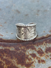 Load image into Gallery viewer, Scroll Cigar Band Ring
