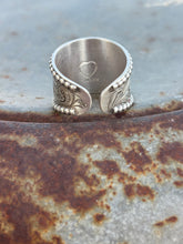 Load image into Gallery viewer, Scroll Cigar Band Ring
